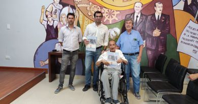 Ramon Romero y Atilio Velázquez junto a Raúl Bittel Quien Recibió Una Copia Del 1º Estatuto Del Empleado Publico