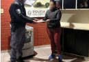 Insólito: la amenazó con un lampazo, le robó muebles y también dinero en efectivo a su propia pareja