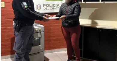 Insólito: la amenazó con un lampazo, le robó muebles y también dinero en efectivo a su propia pareja