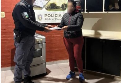 Insólito: la amenazó con un lampazo, le robó muebles y también dinero en efectivo a su propia pareja