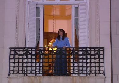 Cristina Kirchner salió al balcón a saludar a la militancia que se movilizó desde Parque Lezama
