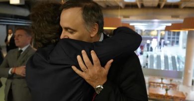 Milei evitó la foto de despedida con Adorni y se limitó a repostear mensajes