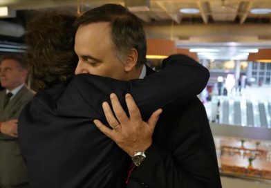 Milei evitó la foto de despedida con Adorni y se limitó a repostear mensajes