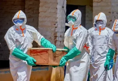 Alerta Sanitaria: La OMS advirtió que el ébola avanza sin control en el Congo y preocupa el origen de los contagios