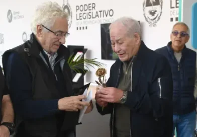 Distinción entregada por Juan Carlos Pallarols: «Rosa de la Paz» para el Instituto de Alta Complejidad Cardiológico y Oncológico que la Fundación los Dinosaurios construye en Fontana