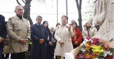 En un acto de Memoria y Reparación, impusieron el nombre «Amanda Encaje y Néstor Vivo» a una plazoleta