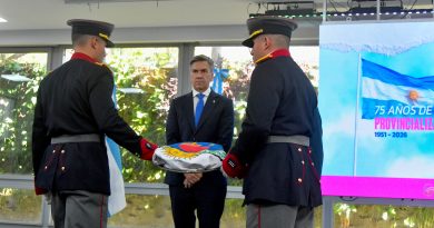 A 75 años de la Provincialización Zdero inauguró un nuevo mástil y recibió la Bandera de la Libertad Civil y llamó a construir «el Chaco de oportunidades»
