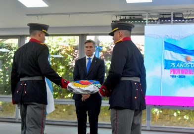 A 75 años de la Provincialización Zdero inauguró un nuevo mástil y recibió la Bandera de la Libertad Civil y llamó a construir «el Chaco de oportunidades»