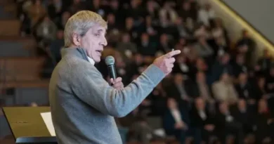 Ante estudiantes de la Universidad Torcuato Di Tella Caputo pidió a los jóvenes que «traten de convencer a sus padres de que saquen los dólares del colchón»