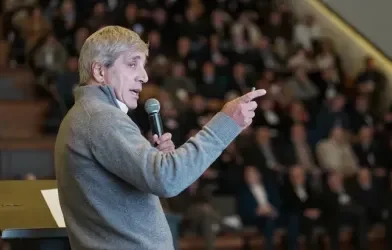 Ante estudiantes de la Universidad Torcuato Di Tella Caputo pidió a los jóvenes que «traten de convencer a sus padres de que saquen los dólares del colchón»