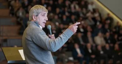 Caputo pidió a los jóvenes que «traten de convencer a sus padres de que saquen los dólares del colchón»