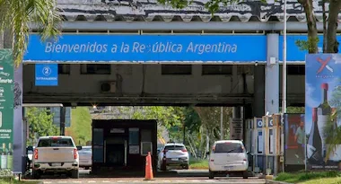 Lo confimó Migraciones: El Gobierno de Milei fue clave en la huida de Bolsonaro, quien partió a la 0:21 de este miércoles desde Puerto Iguazú escoltado por la policía
