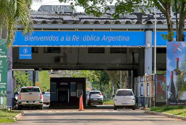 Lo confimó Migraciones: El Gobierno de Milei fue clave en la huida de Bolsonaro, quien partió a la 0:21 de este miércoles desde Puerto Iguazú escoltado por la policía