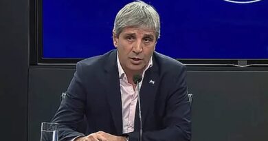 Caputo admitió que va a usar el swap chino para pagar deuda y se disparó el riesgo país Caputo admitió que va a usar el swap chino para pagar deuda y se disparó el riesgo país