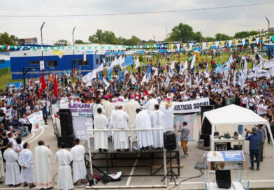 Movimientos populares argentinos entregarán un documento al Papa en reclamo de trabajo, casa y tierra